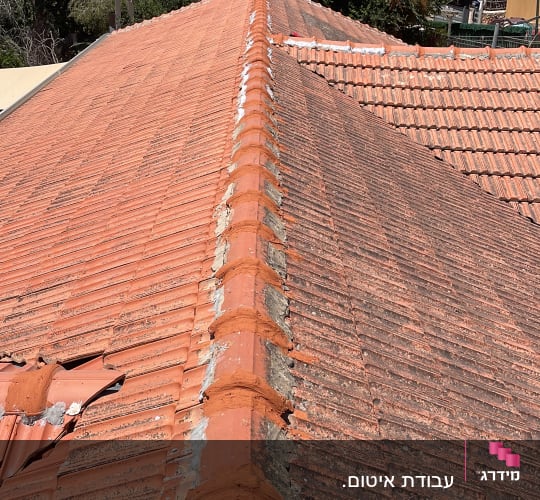 גג רעפים עם תיקוני איטום ונוף הררי